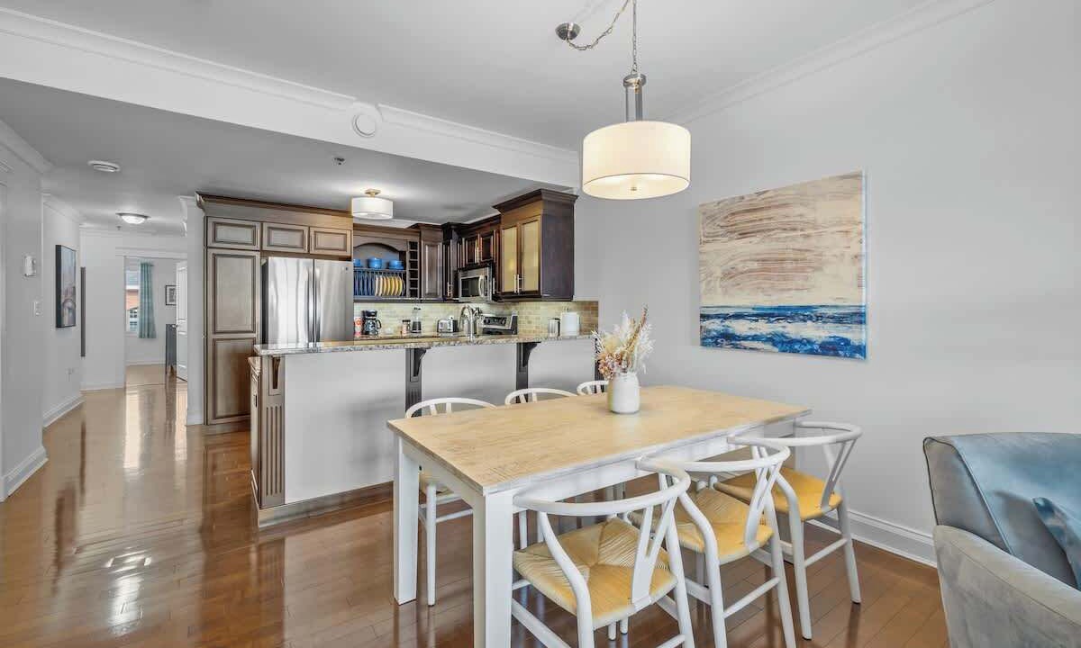 Photo of Others in Queens Square