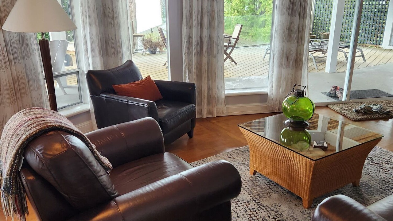 Photo of Livingroom in Davis Bay