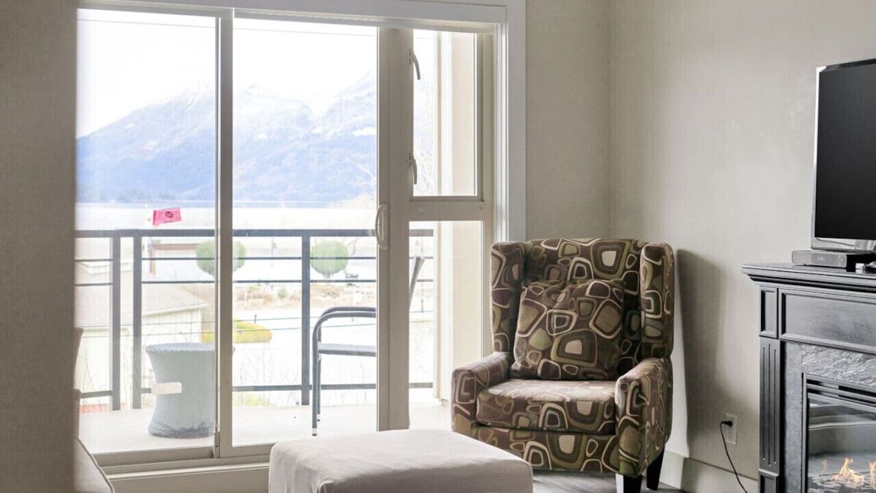 Photo of Livingroom in Harrison Hot Springs