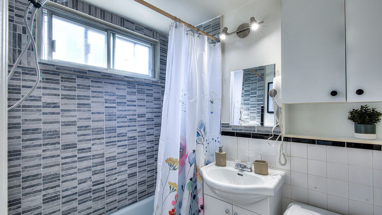 Photo of Bathroom in Cote-Des-Neiges—Notre-Dame-De-Grace