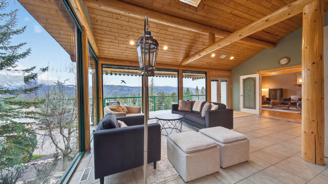 Photo of Livingroom in East Kootenay