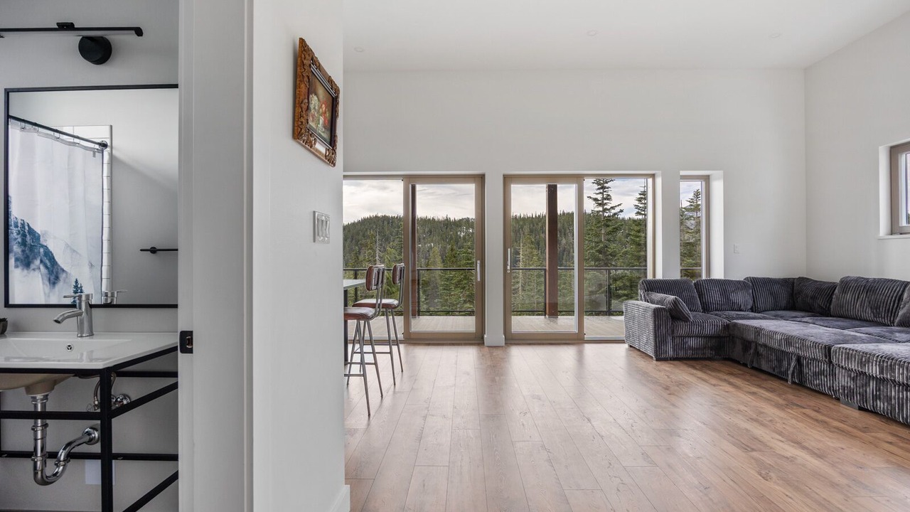 Photo of Livingroom in Courtenay