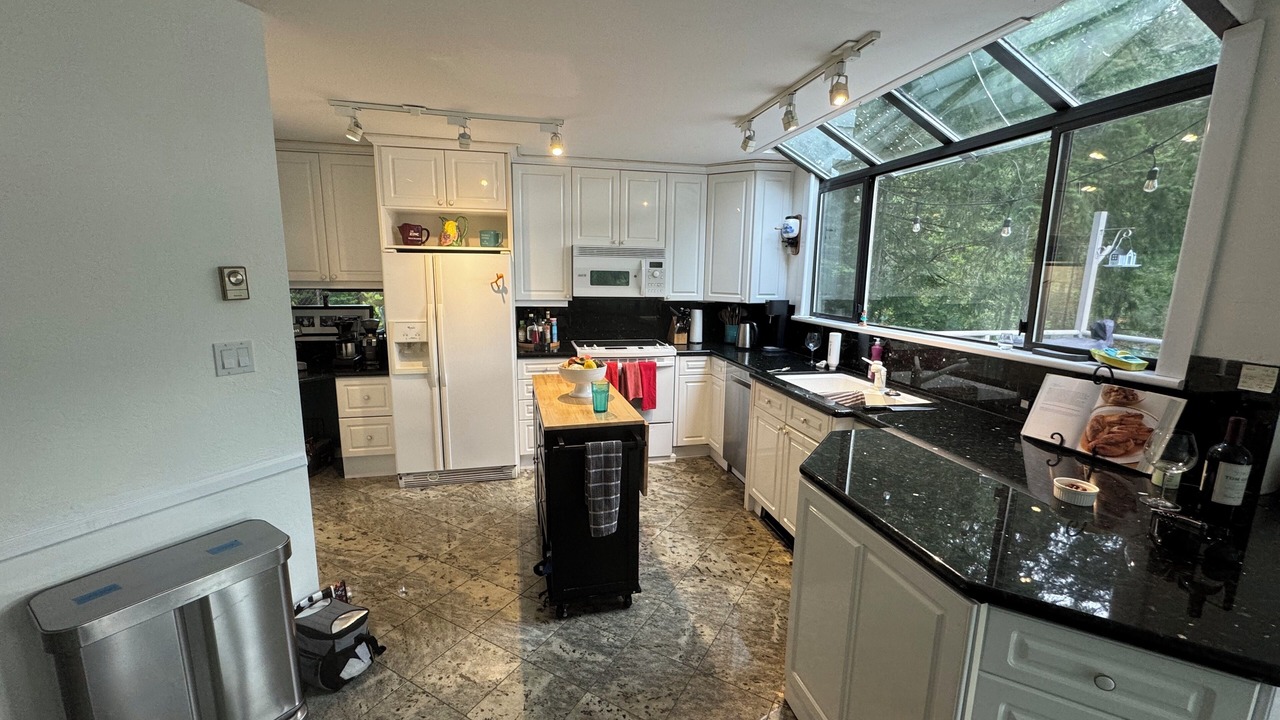Photo of Kitchen in Garden Bay