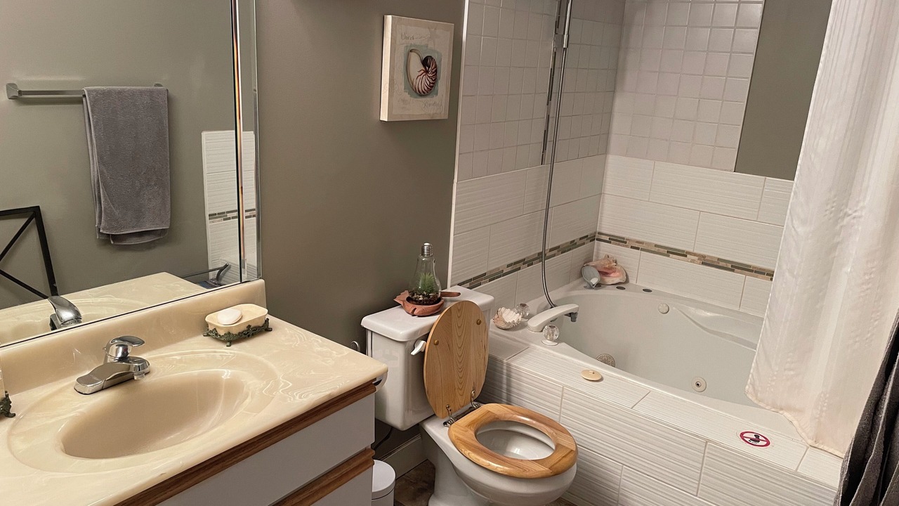 Photo of Bathroom in Lindell Beach