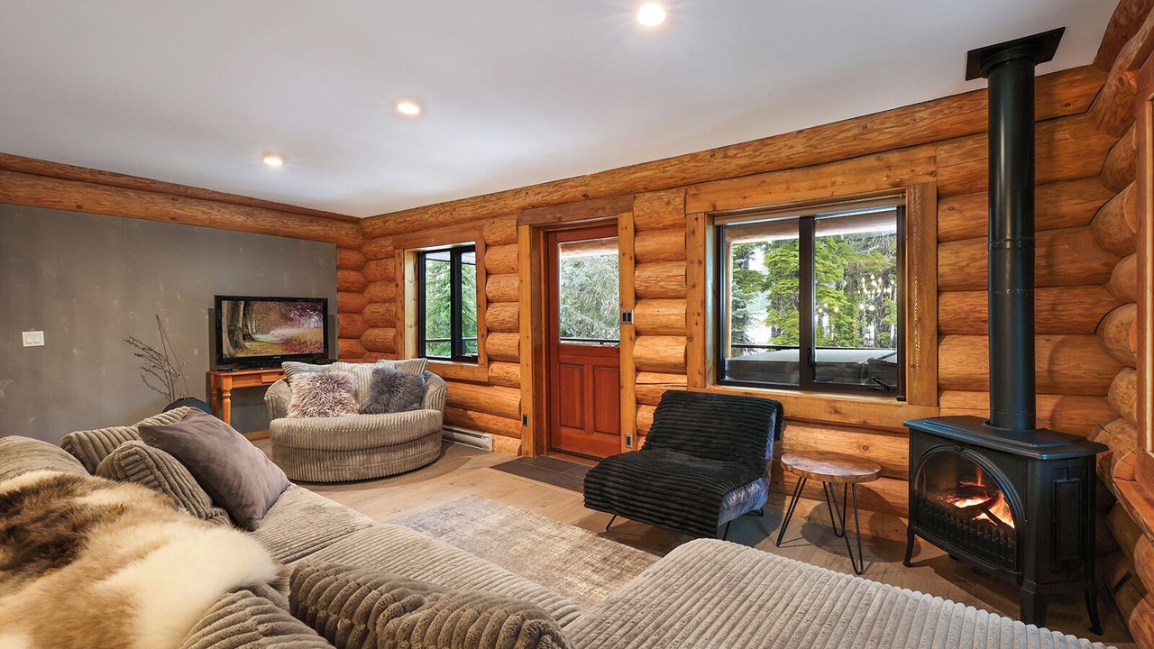 Photo of Livingroom in Courtenay