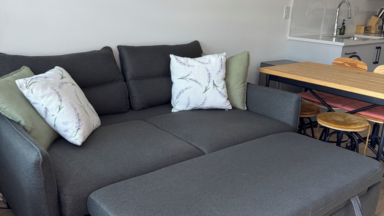 Photo of Livingroom in Renfrew-Collingwood