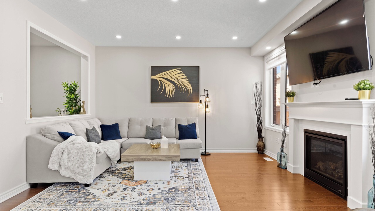 Photo of Livingroom in Halton Regional Municipality