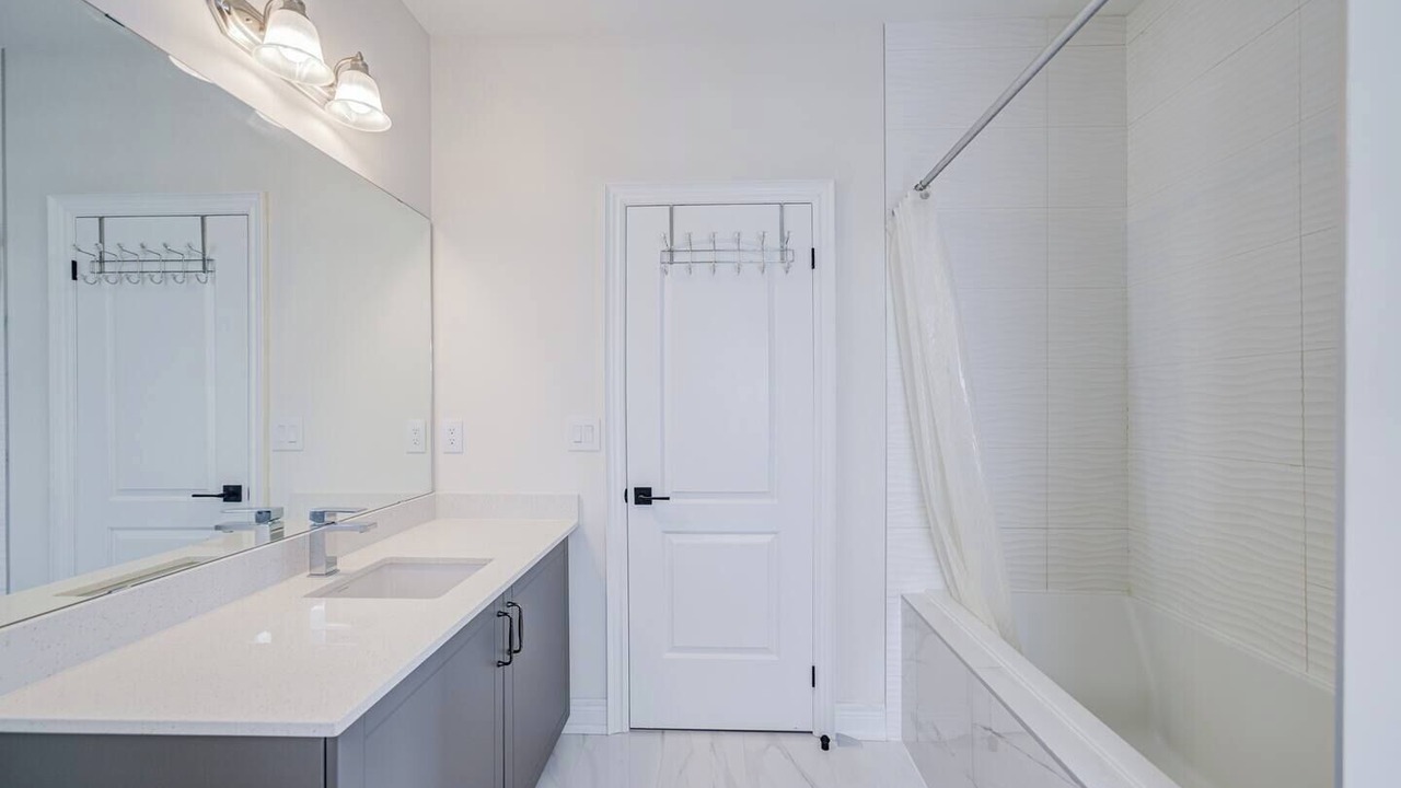 Photo of Bathroom in East Gwillimbury