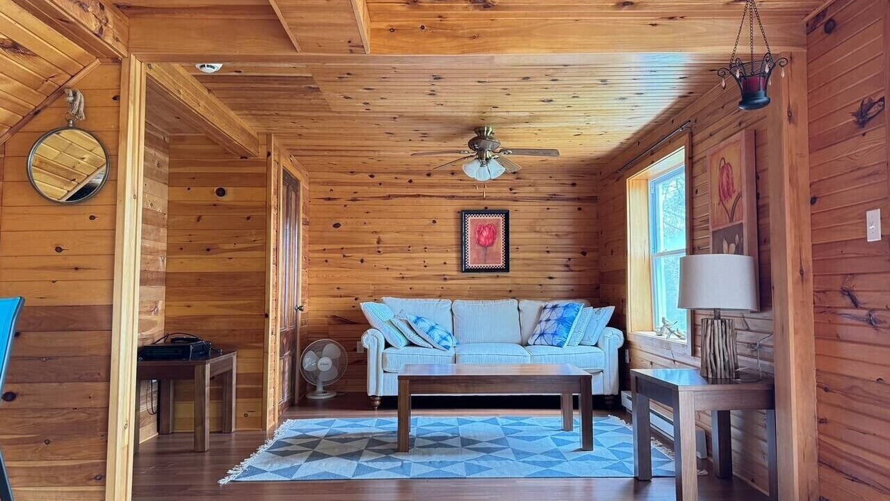 Photo of Livingroom in Montague