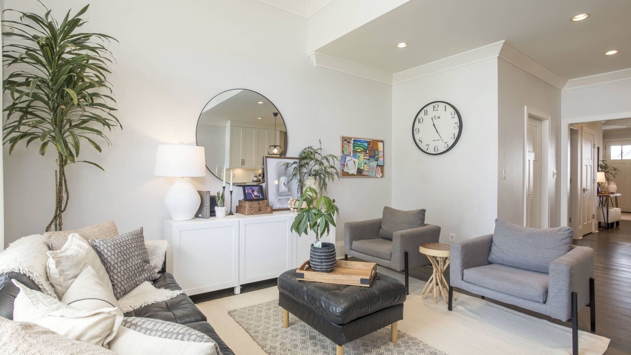 Photo of Livingroom in Central Lonsdale