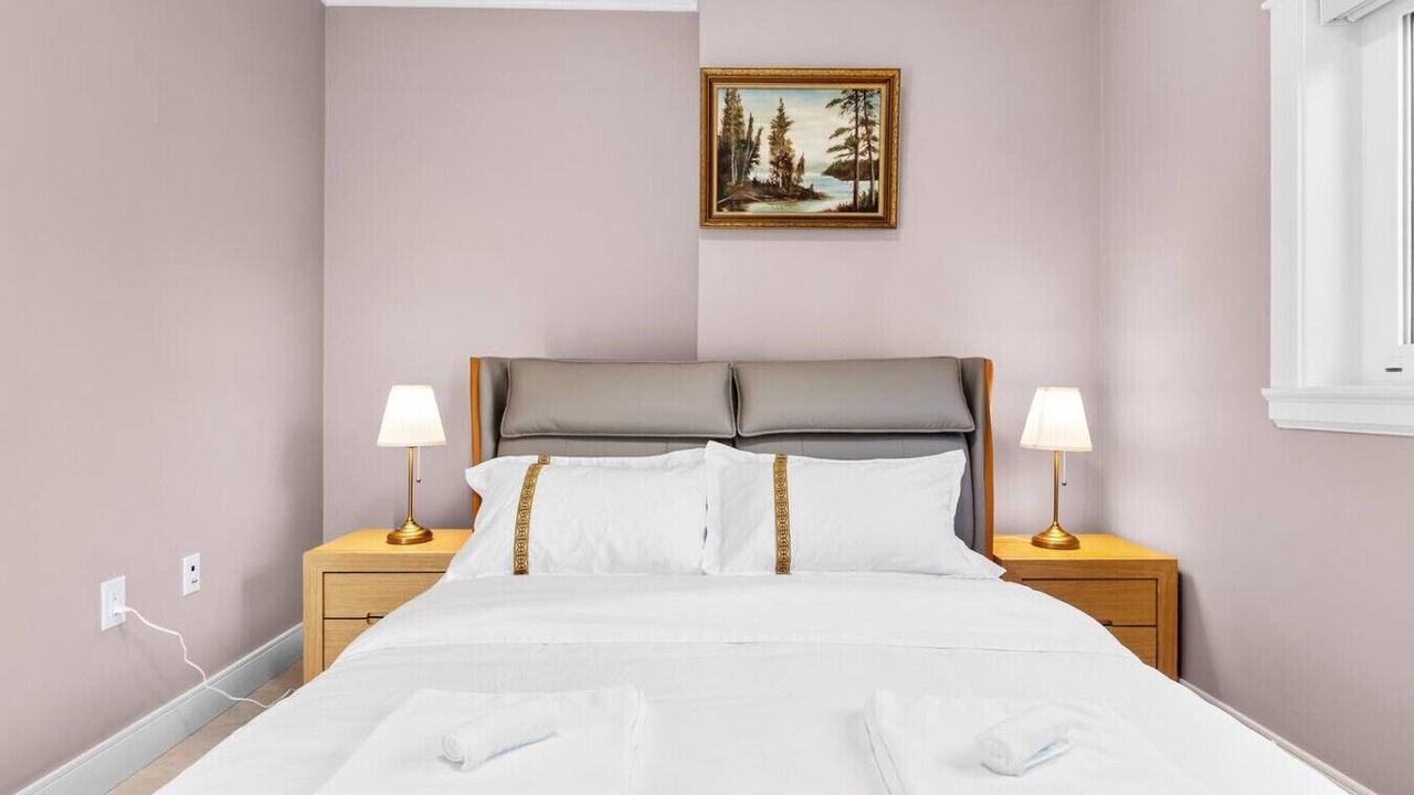 Photo of Bedroom in Renfrew-Collingwood
