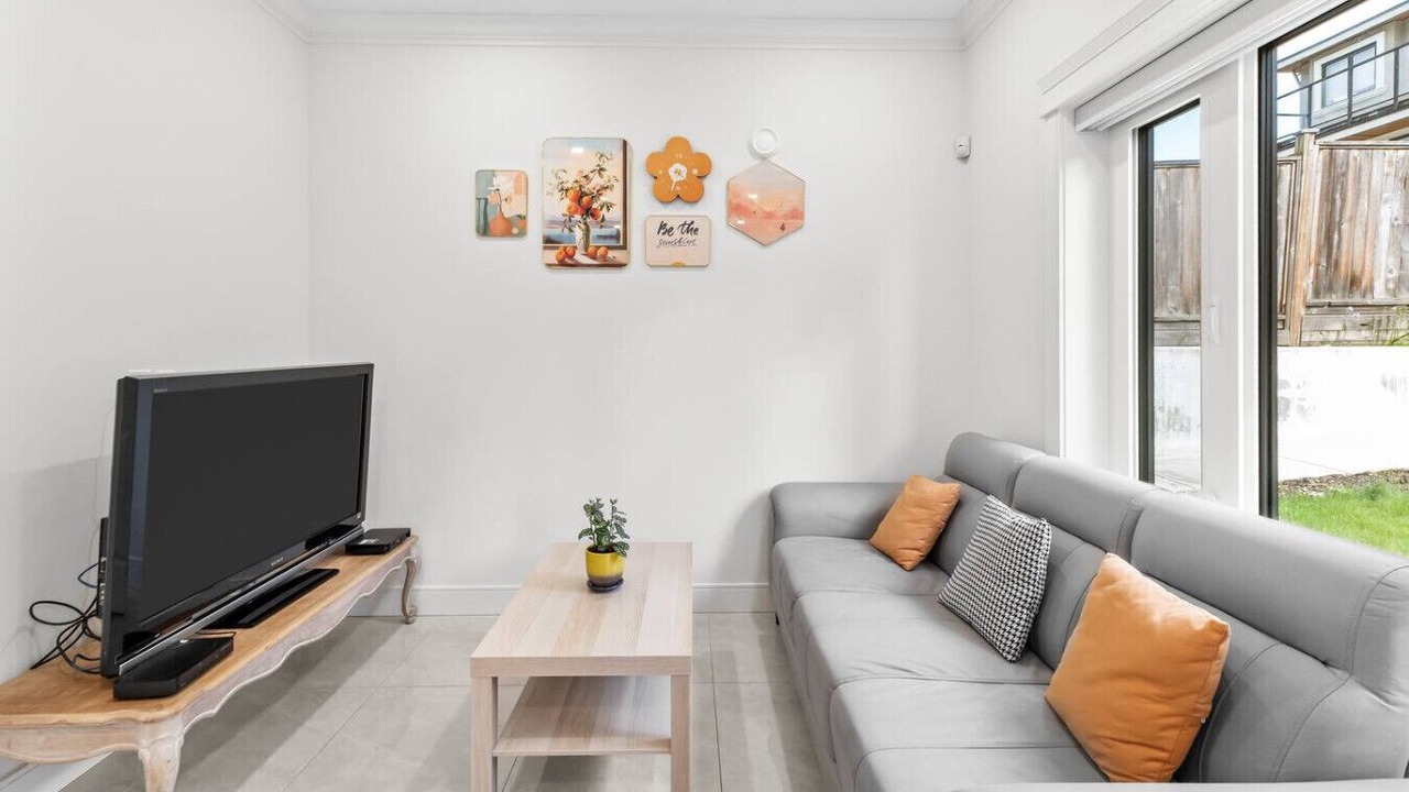 Photo of Livingroom in Renfrew-Collingwood