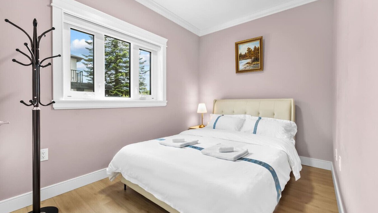 Photo of Bedroom in Renfrew-Collingwood