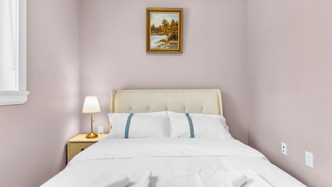 Photo of Bedroom in Renfrew-Collingwood