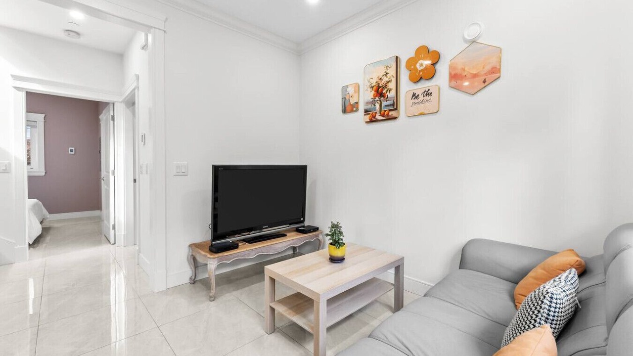 Photo of Livingroom in Renfrew-Collingwood