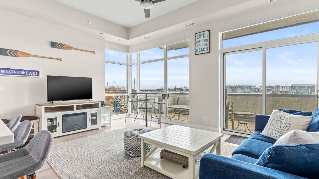 Photo of Livingroom in Big Bay Point