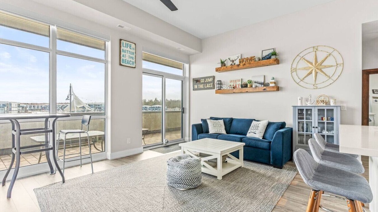 Photo of Livingroom in Big Bay Point