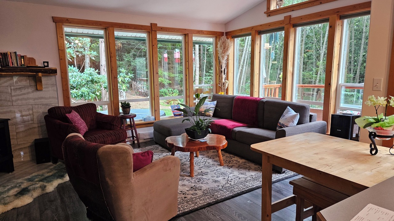 Photo of Livingroom in West Sechelt