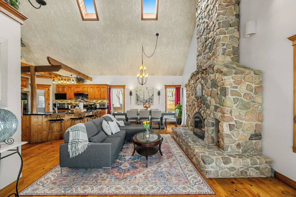 Photo of Livingroom in Sylvan Lake