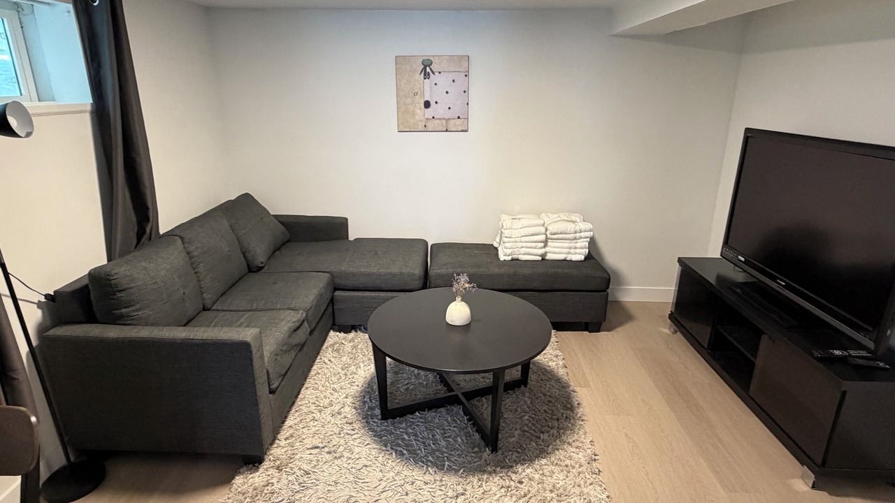 Photo of Livingroom in Renfrew-Collingwood