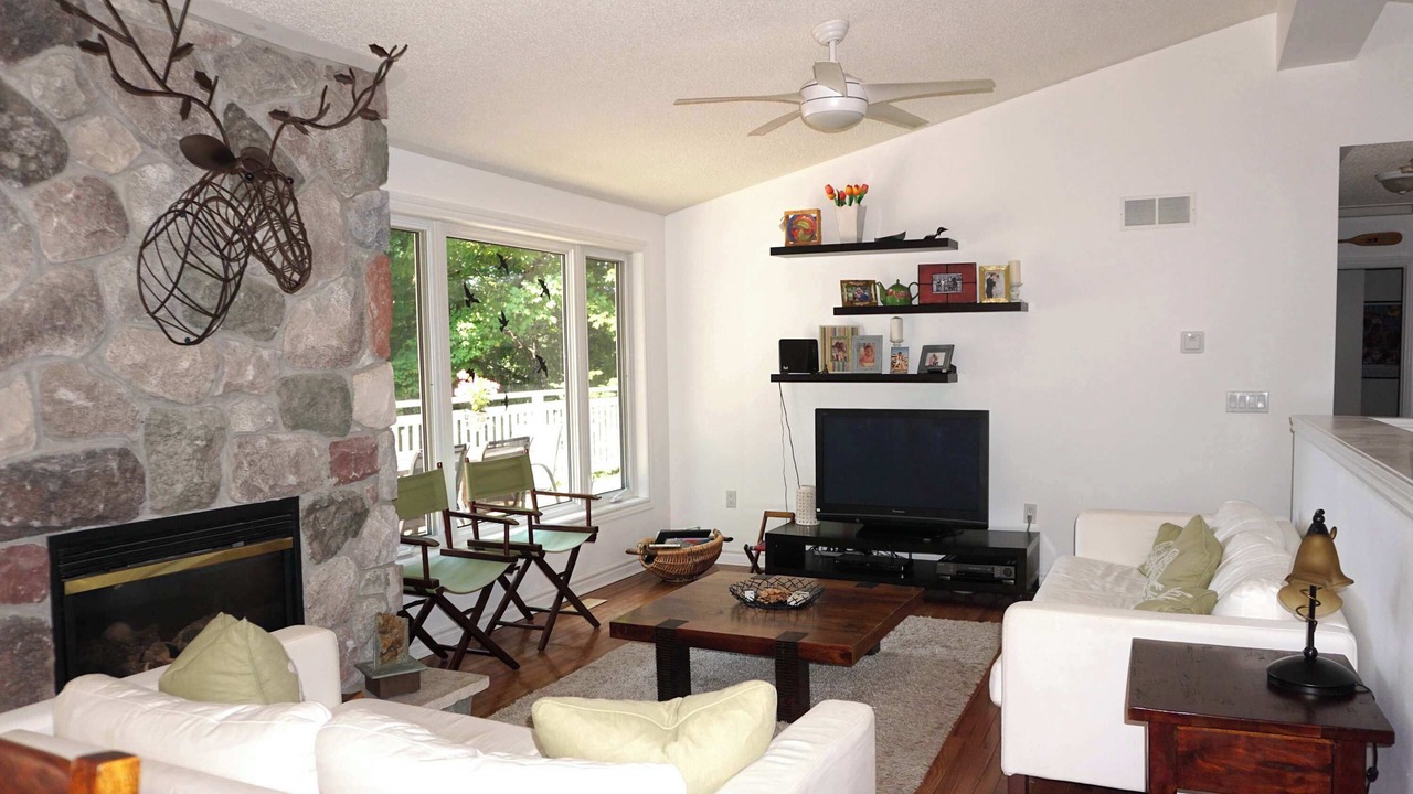 Photo of Livingroom in MacTier