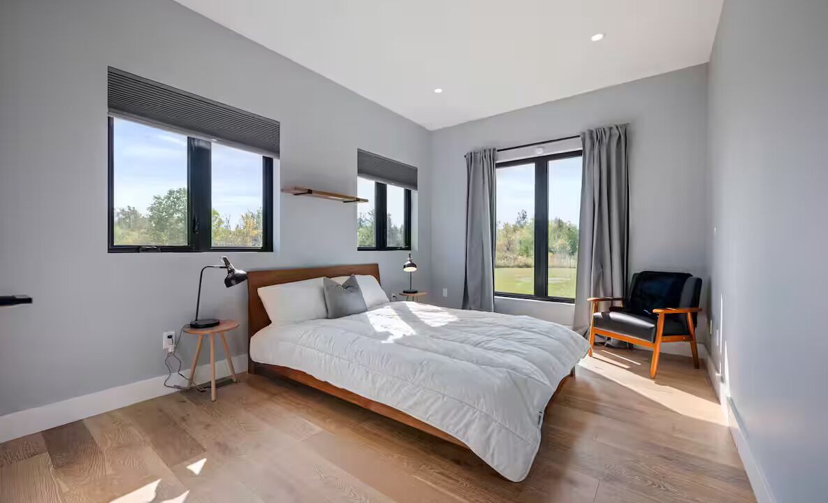 Photo of Bedroom in Mono