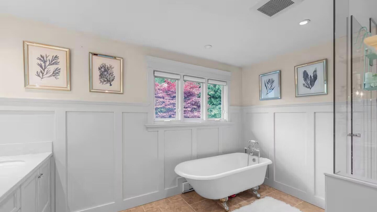 Photo of Bathroom in Hollyburn