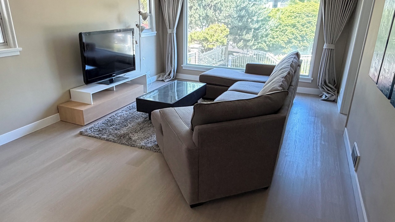 Photo of Livingroom in Renfrew-Collingwood