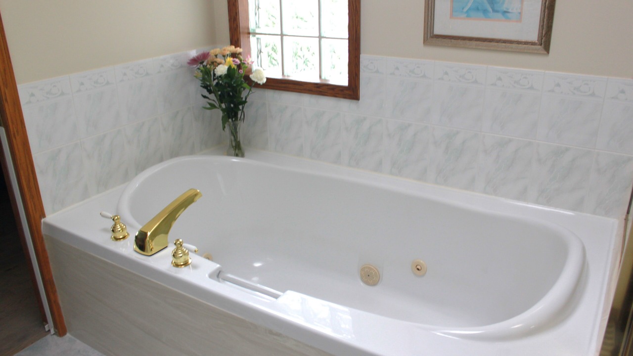 Photo of Bathroom in Arbour Lake