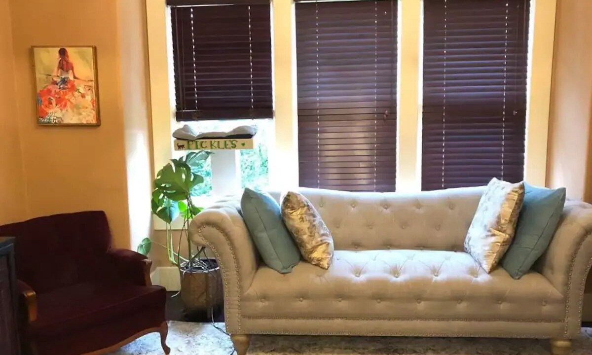 Photo of Livingroom in James Bay