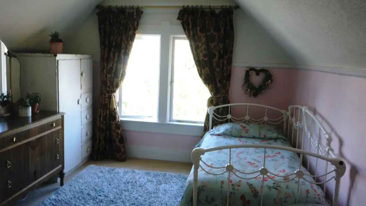 Photo of Bedroom in James Bay