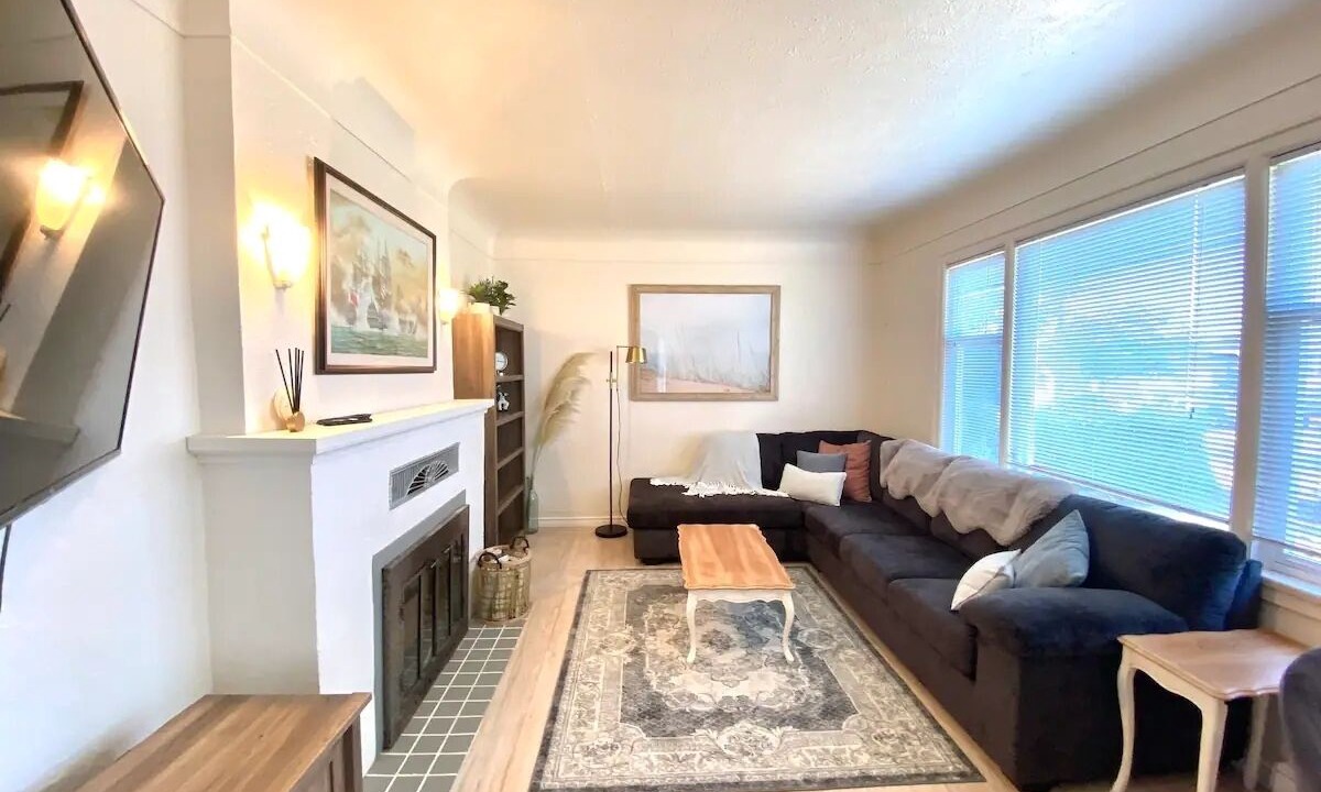 Photo of Livingroom in Esquimalt