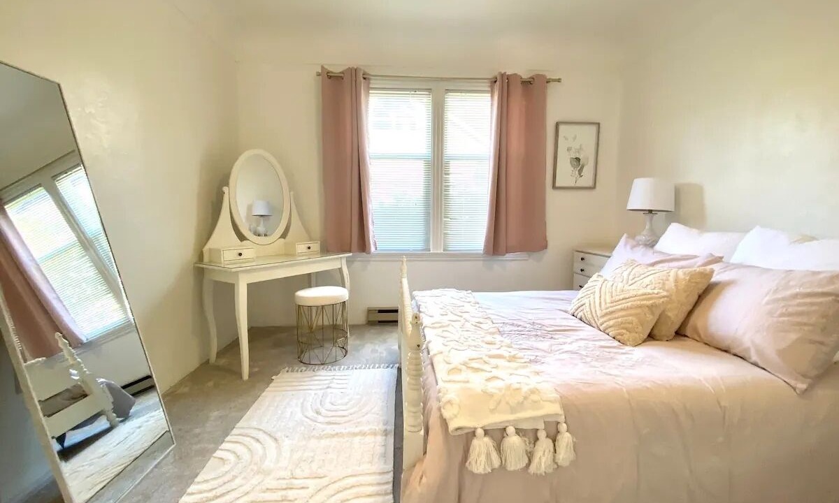 Photo of Bedroom in Esquimalt