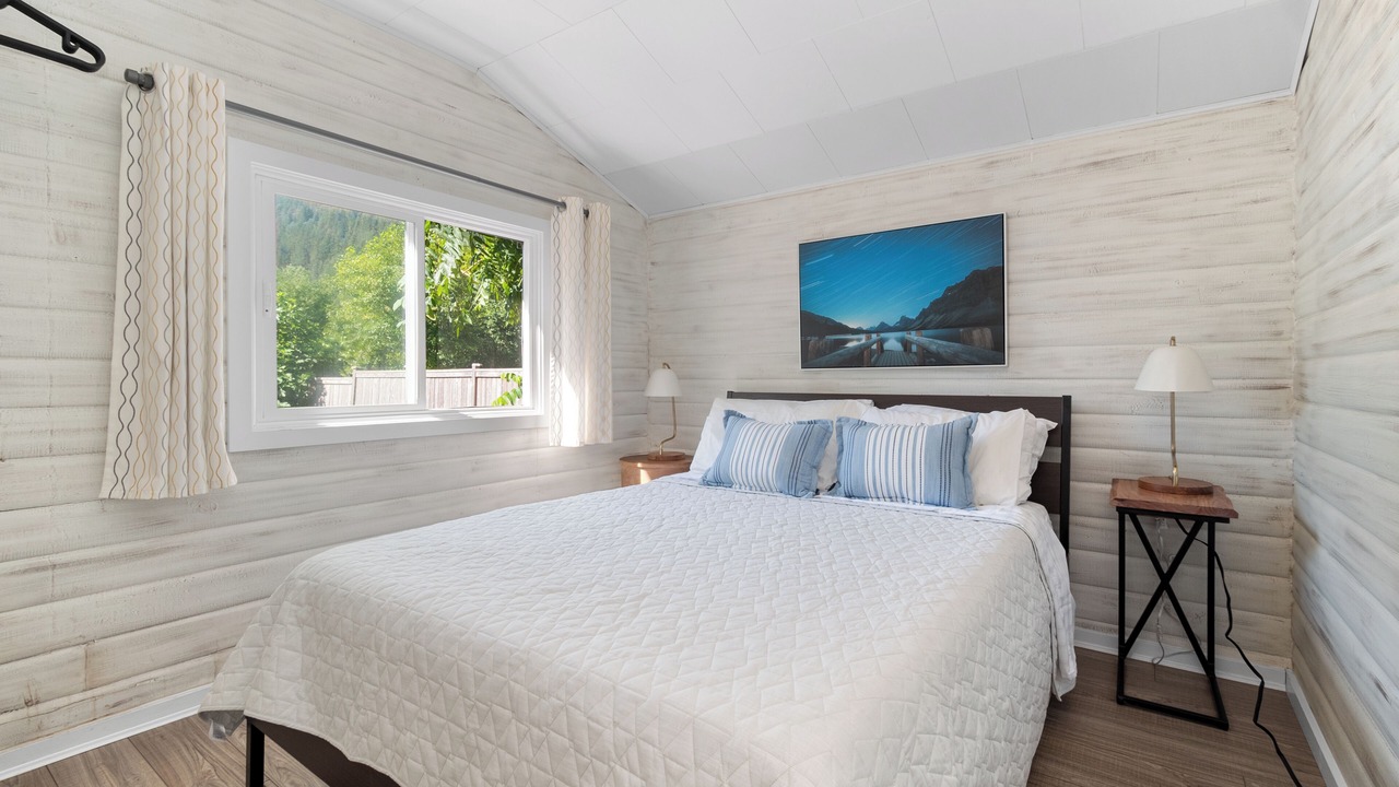 Photo of Bedroom in Harrison Hot Springs