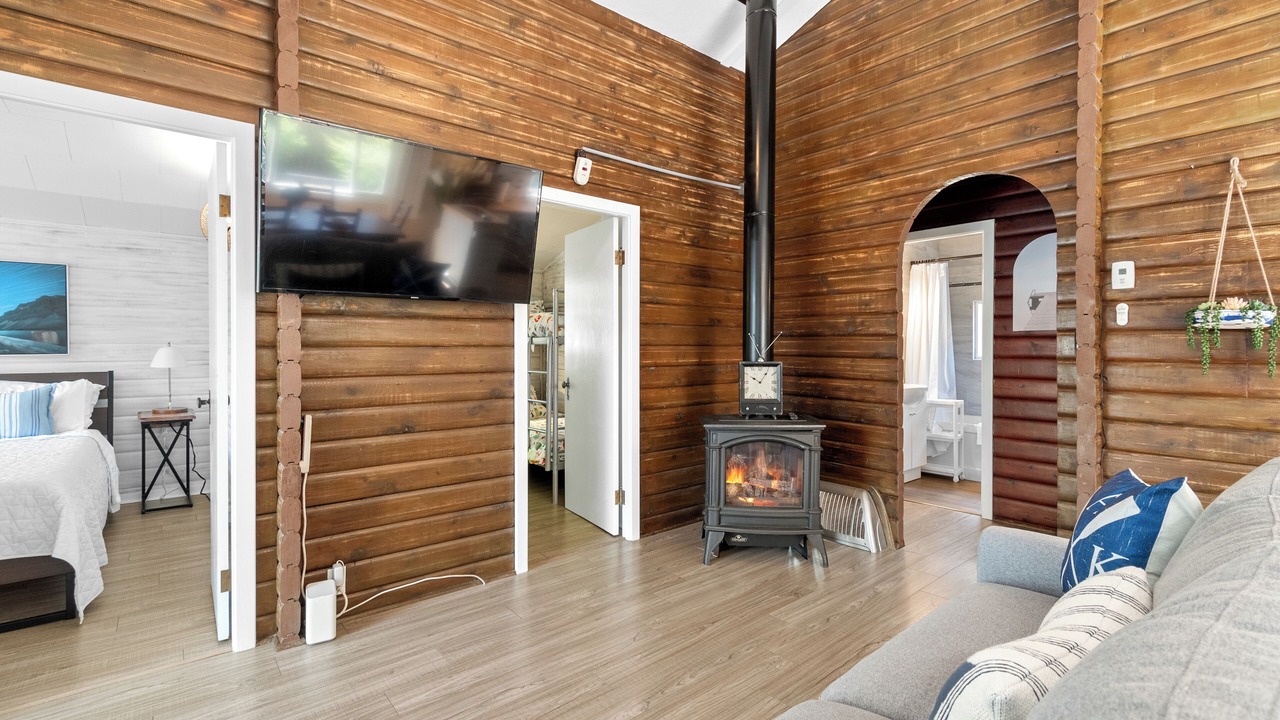 Photo of Bedroom in Harrison Hot Springs