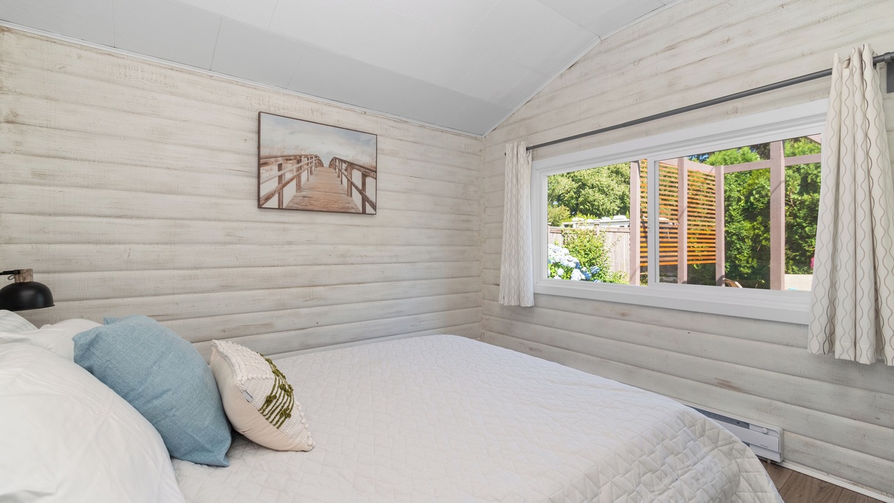 Photo of Bedroom in Harrison Hot Springs