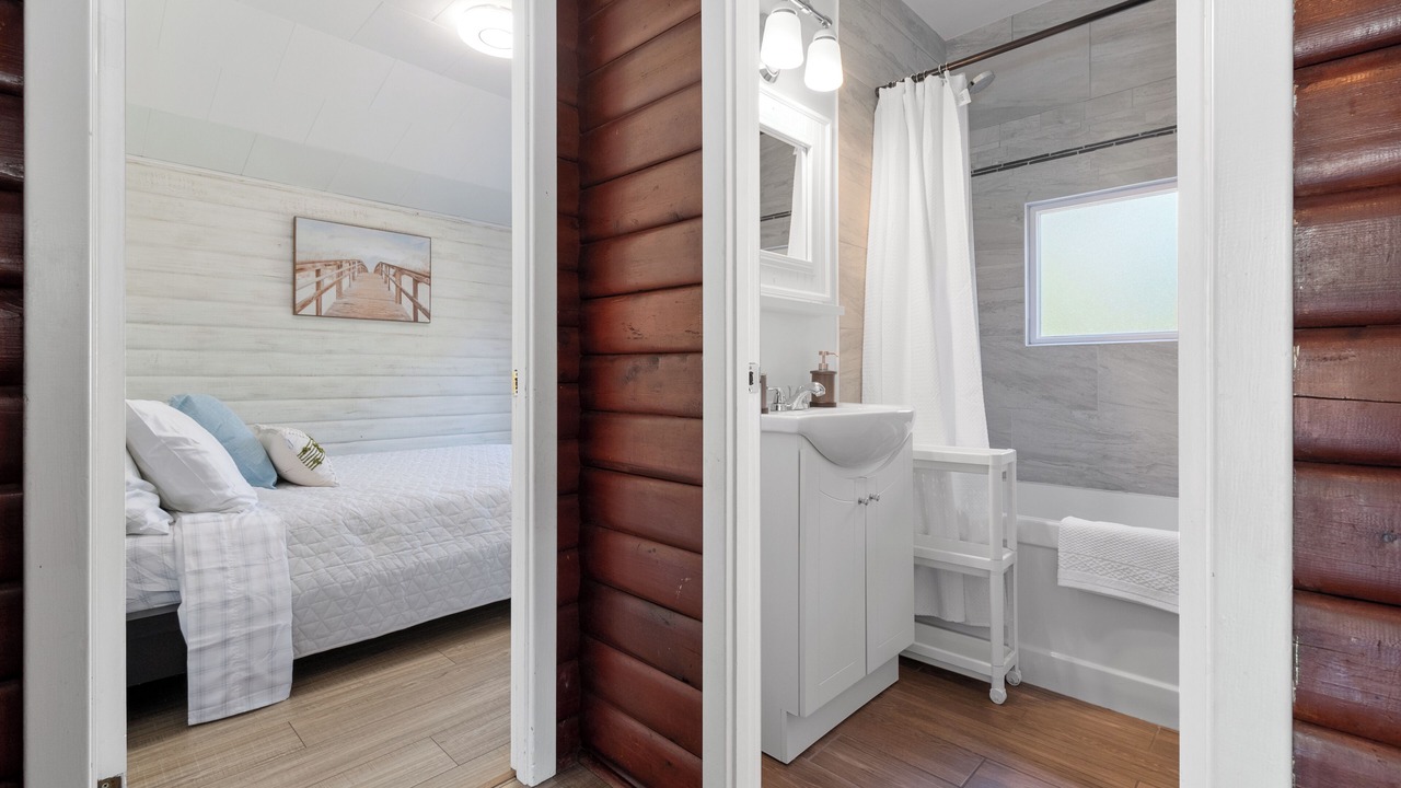 Photo of Bedroom in Harrison Hot Springs
