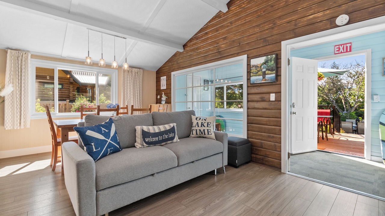 Photo of Livingroom in Harrison Hot Springs