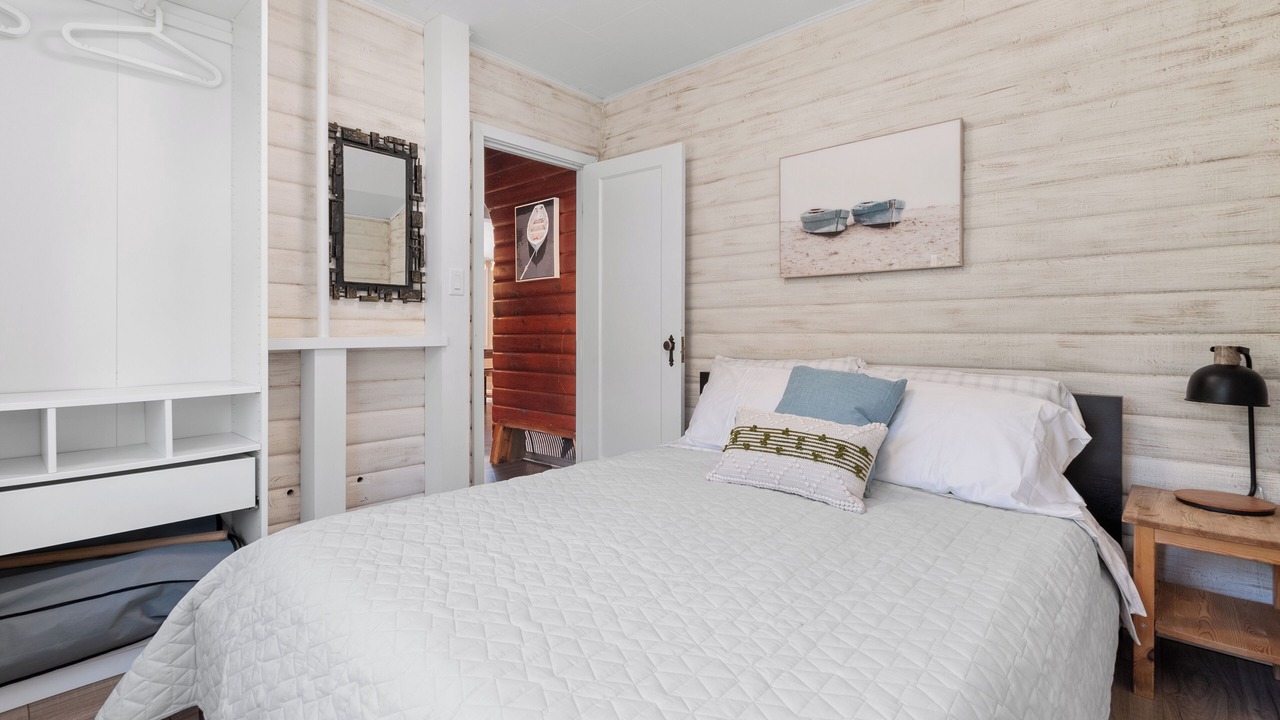 Photo of Bedroom in Harrison Hot Springs