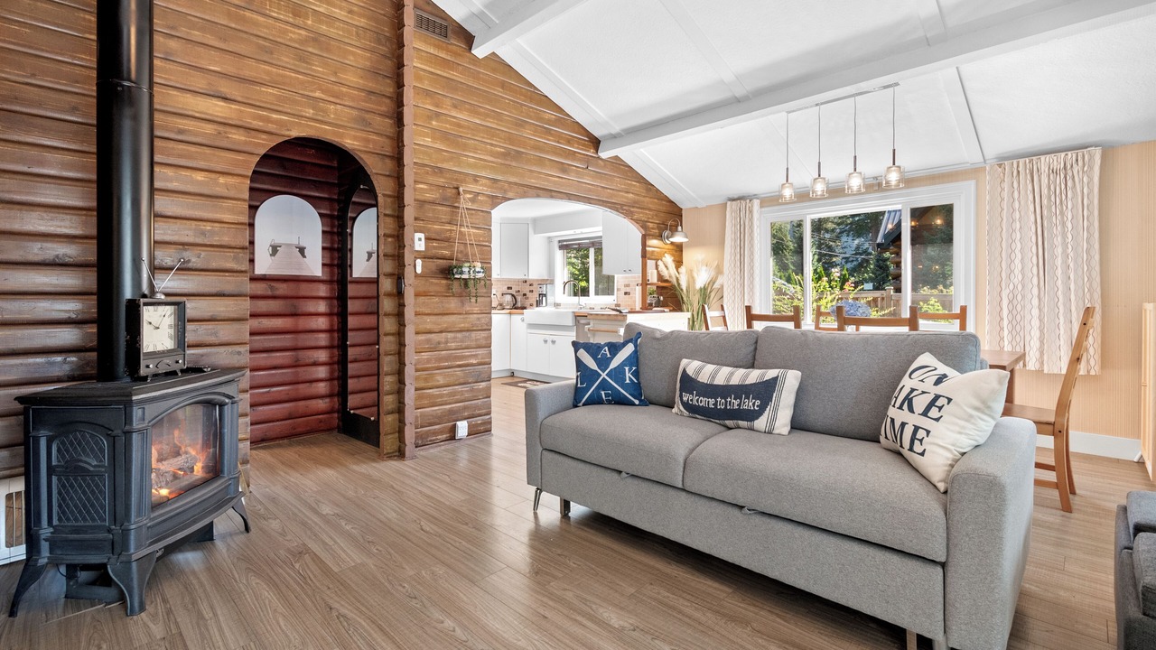 Photo of Livingroom in Harrison Hot Springs