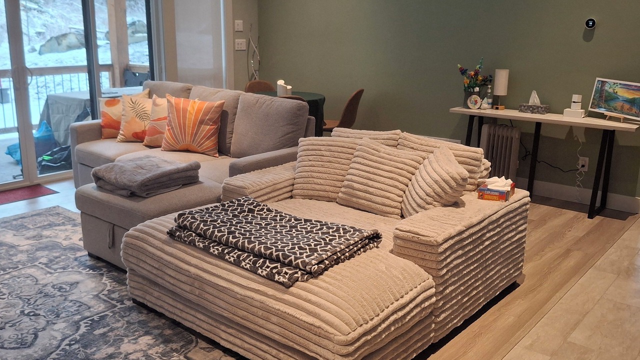 Photo of Livingroom in Eastern Hillsides