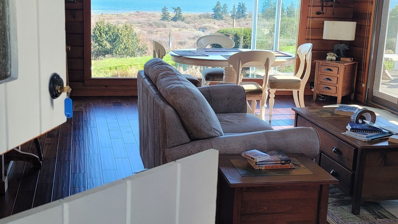 Photo of Livingroom in Saanichton