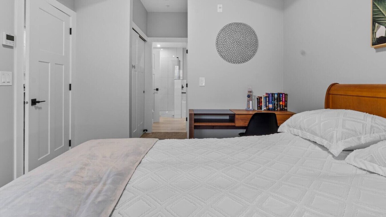 Photo of Bedroom in Harrison Hot Springs