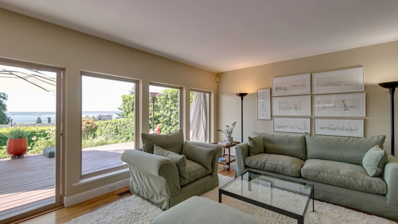 Photo of Livingroom in Dundarave