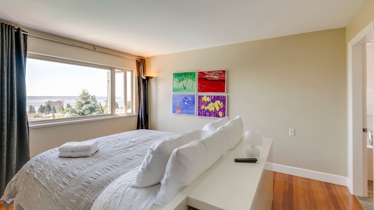 Photo of Bedroom in Dundarave