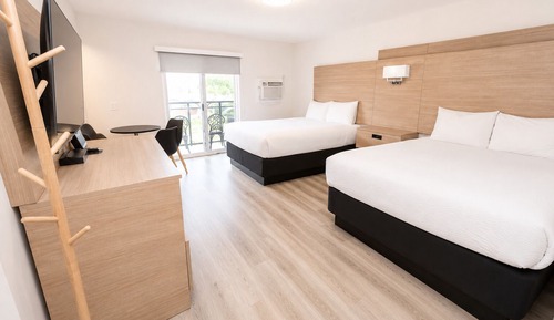 Queen Suite with Lake View and Balcony