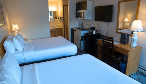 Kitchenette 2 Queen Beds
