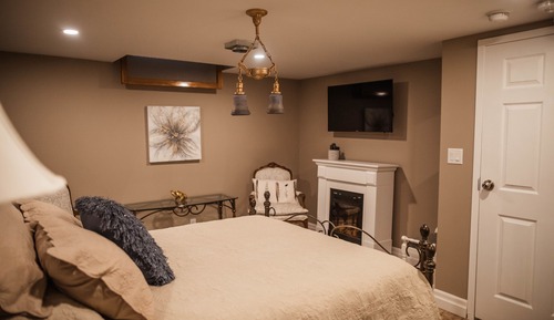 Deluxe Double Room (McNinch)