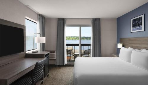 King Room with Balcony and Sitting Area - Non-Smoking/Beach-Front