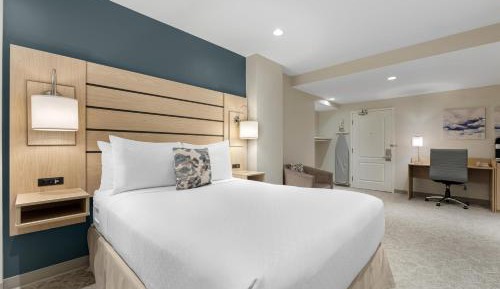 Queen Room with Roll-in Shower - Mobility Accessible